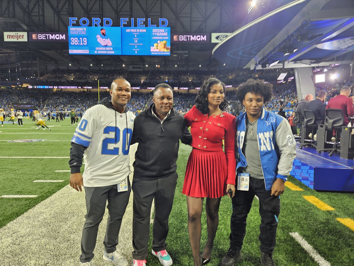 BarrySanders's tweet photo. What a night @NFLonPrime at the @Lions game.

We just keep #Roaring at home.