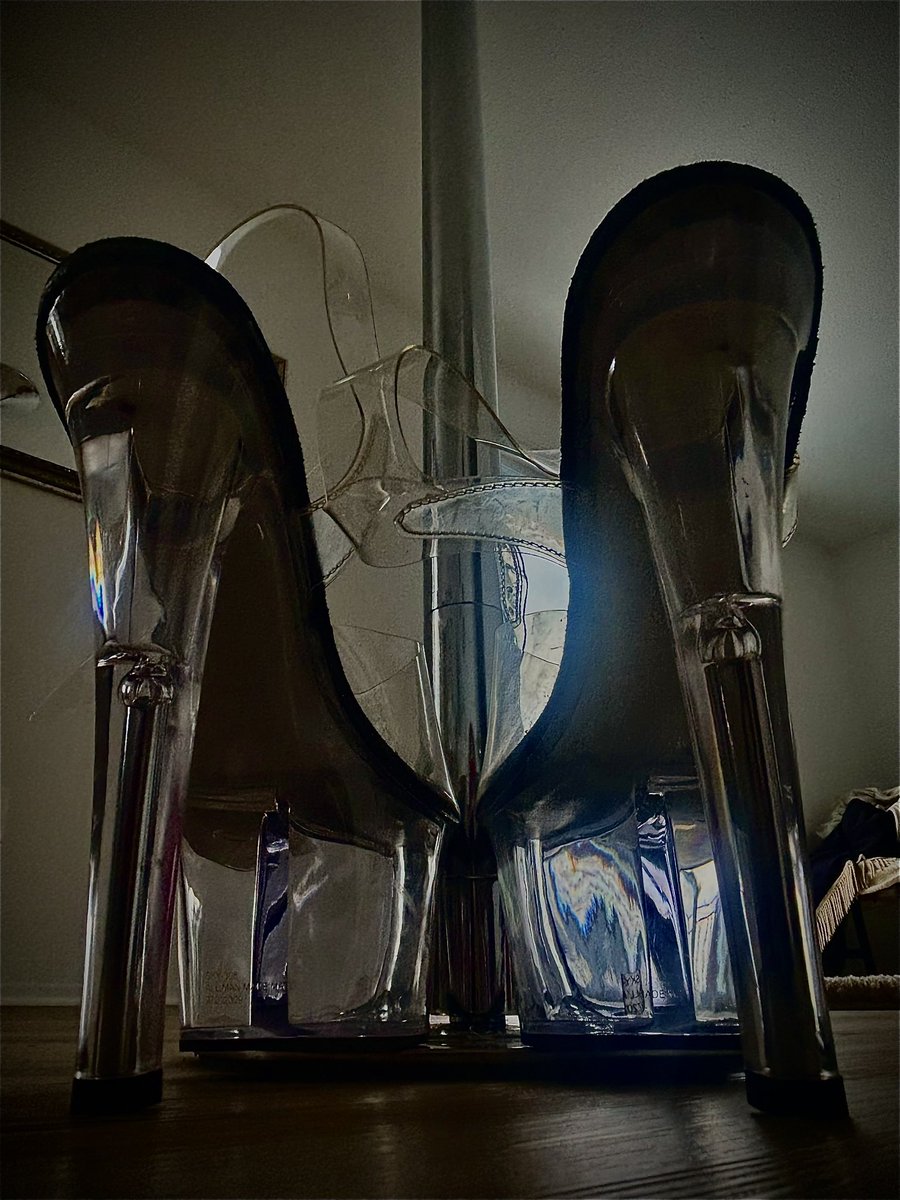 Sunday, Funday !😈 
Dear subs, it’s time for your mother to gracefully introduce you to her Sunday Worship content !

The updloads of this Sunday 10pm will be
- 1 foot worship video
- 1 booty worship video 
- 1 Ignore session (pole dance edition)

Loyal Fans Link in bio.