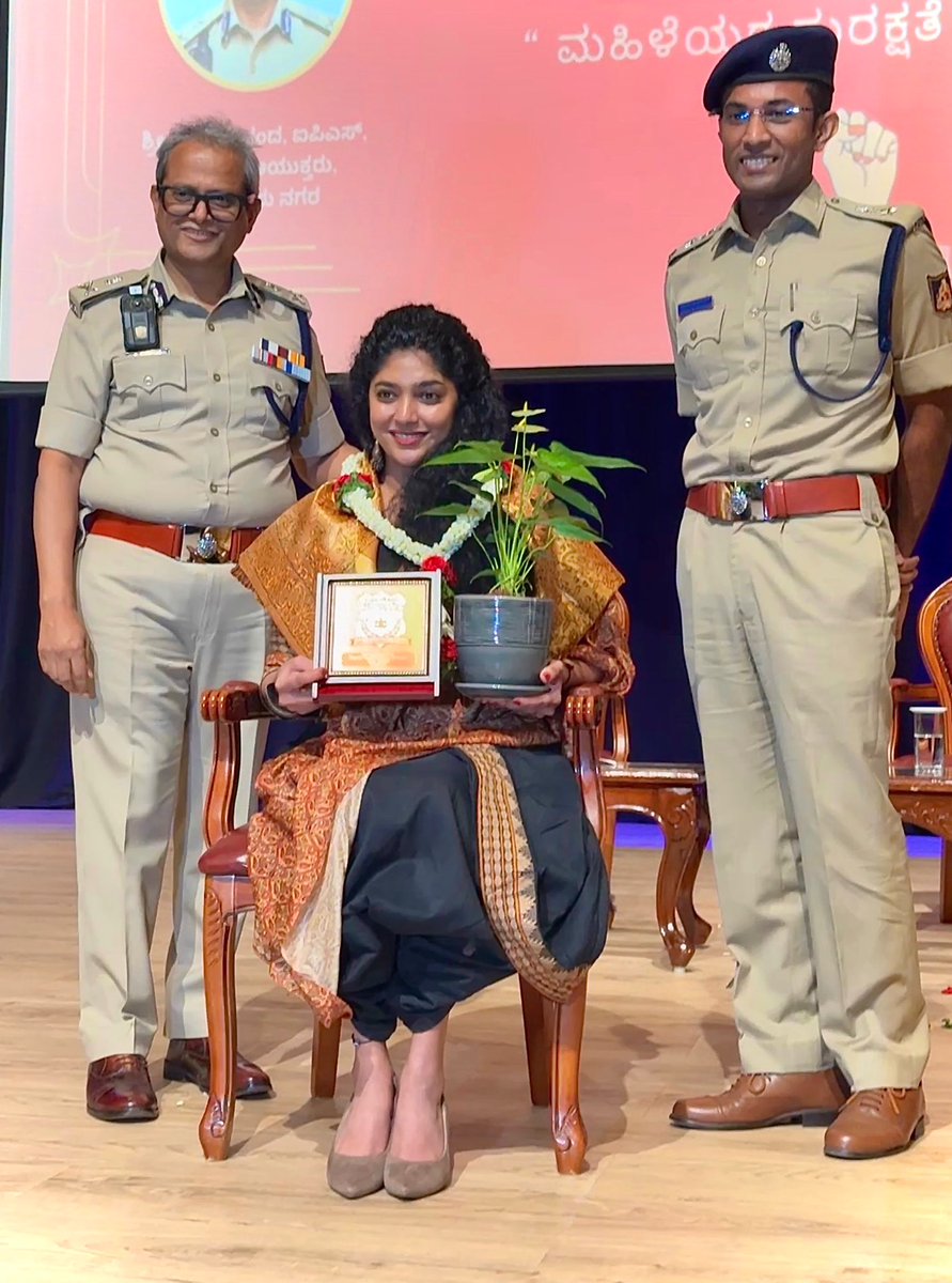 samyuktahornad's tweet photo. Thank you for this honour @BlrCityPolice @DCPSouthBCP @tgpuraps 🤍

This week Praana received two ambulances thanks to @SmtSudhaMurty ma’am, excited about our future collaborations with the Murty trust. :) 

Praana also kick started it’s journey into wildlife this year, we have also built our first post care unit for strays on Kanakpura road thanks to @tekioncorp 

As much as I’d like to say that we’ve been rescuing and caring for all animals… it really feels like Praana has rescued me. Look forward to more partnerships that are committed to making this world a better place for animals. Thanks again for this. 

@BBMP_Cares @_kanakapuraroad