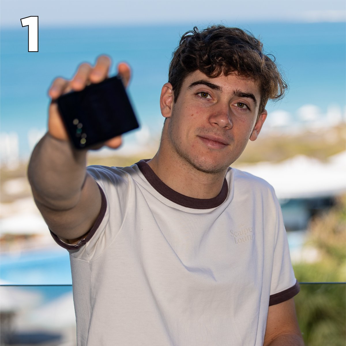 motorola_AR's tweet photo. ¿Qué Franco te representa en la previa a la última carrera del año? 🏎🏁

#hellofranco #motorola #FrancoColapinto https://t.co/t7Vo4SYGf0