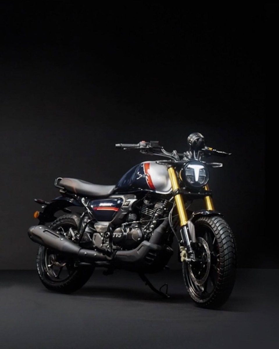 motorxone's tweet photo. TVS Motor Company has unveiled 2025 Ronin at their MotoSoul event held alongside India Bike Week in Goa.

The 2025 TVS Ronin gets two new colour options - Glacier Silver and Charcoal Ember replacing the previous Delta Blue and Stargaze Black.

#TVSRonin #IBW2024 https://t.co/skkQahgbMK