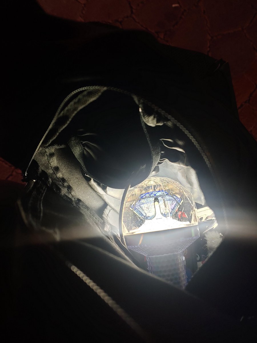 이제 집에 들어가고 있어서 인용 많은거 지금 알았네
문해력 딸려도 문제고 급하게 한 줄만 읽고 평가하고 욕한 것도 문제고
그냥 둘 다 모자라서 문제이니까 좀 배워라 좀
오늘 하루종일 응원봉 가지고 다닌 사람 빡치게 하지 말아라