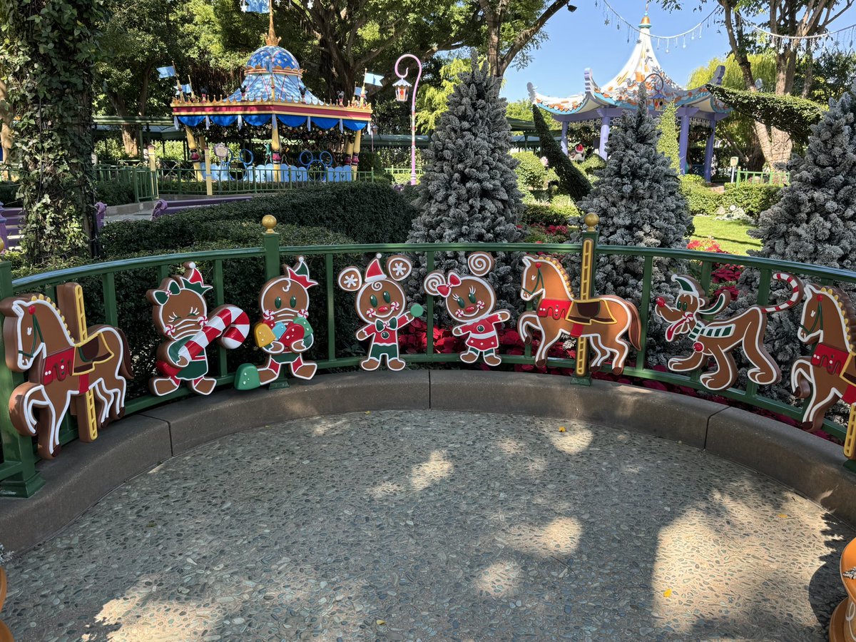 tonnmay's tweet photo. 香港のクリスマスのパーク本当に歩いてるだけで可愛い🎄❤️ https://t.co/VBCfNddVvd