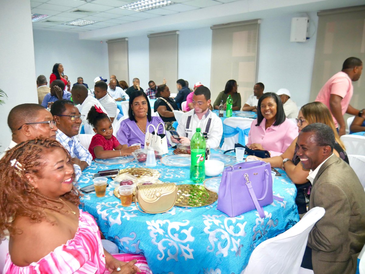 Grato compartir en cena navideña del Frente-Corriente Magisterial “Jose Fco Peña Gomez”. Con la región Este y Santo Domingo. Fraternales abrazos del magisterio peñagomista.                                               F E L I C I D A D E S Maestr@s!!