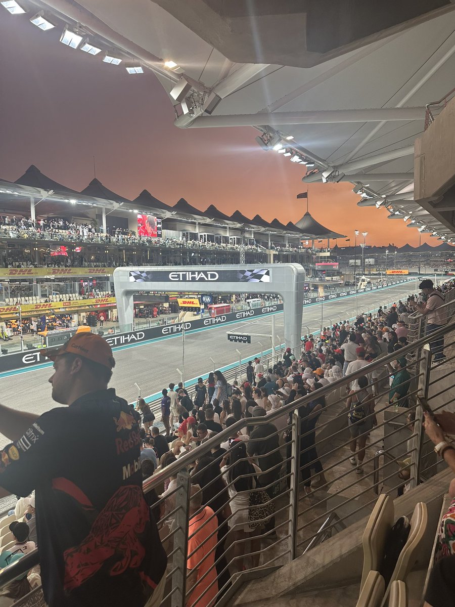 loopylis28's tweet photo. Let’s gooooo @McLarenF1 #AbuDhabiGP https://t.co/XU6pc7U788