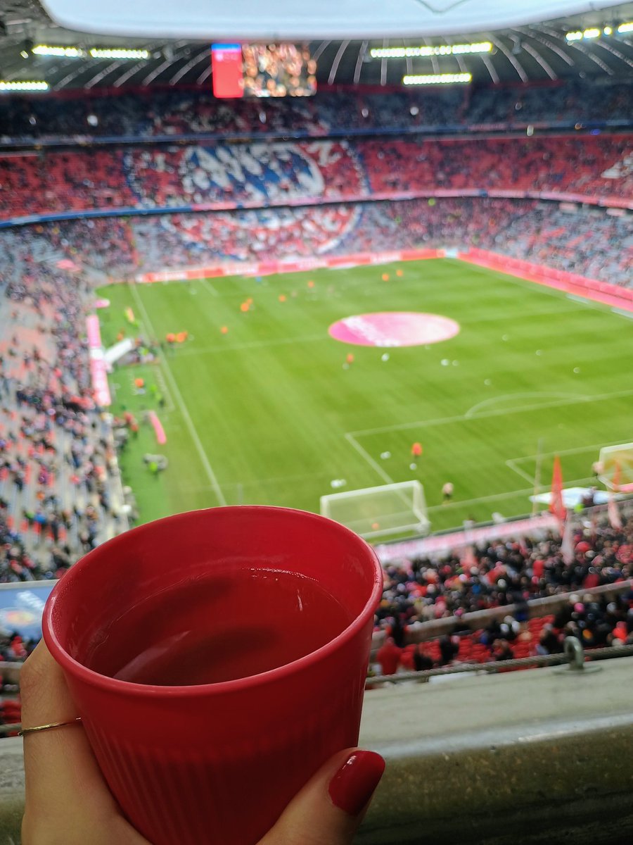 x3_Tati's tweet photo. Wahrscheinlich hatte ich schon vernünftigere Momente als krank ins Stadion zu gehen. Aber immerhin gibt es heiße Zitrone. #FCBFCH https://t.co/RjNvMGeqF3