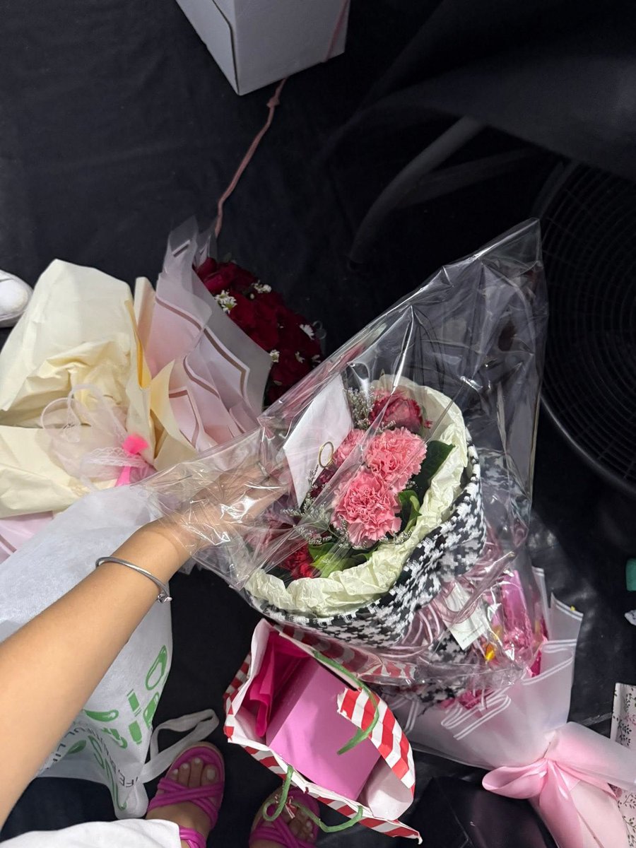 _chennie12's tweet photo. When I saw this post, naalala ko yung nagsabi na inggitera daw si K dahil dun sa blue na flowers. Naalala ko yung reply ko" Pano maiinggit yan eh kada mall show nyan pasabog sa surprises ang fans nya beh? Flowers lang kakainggitan nya?"
THIS IS WHAT I MEANT!!!

KOLETTE VISTAGUIG https://t.co/3C2Jqzsjyy
