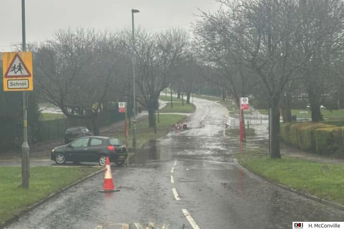 B31Voices's tweet photo. ⚡️🌧 #SWBrumStormWatch 🌧⚡️
#StormDarragh
surface flooding Adam’s Hill #BartleyGreen
#SWBrumTRAVEL #Birmingham
#BirminghamUK
#B31Voices #BVoices https://t.co/PFKgXKnTag