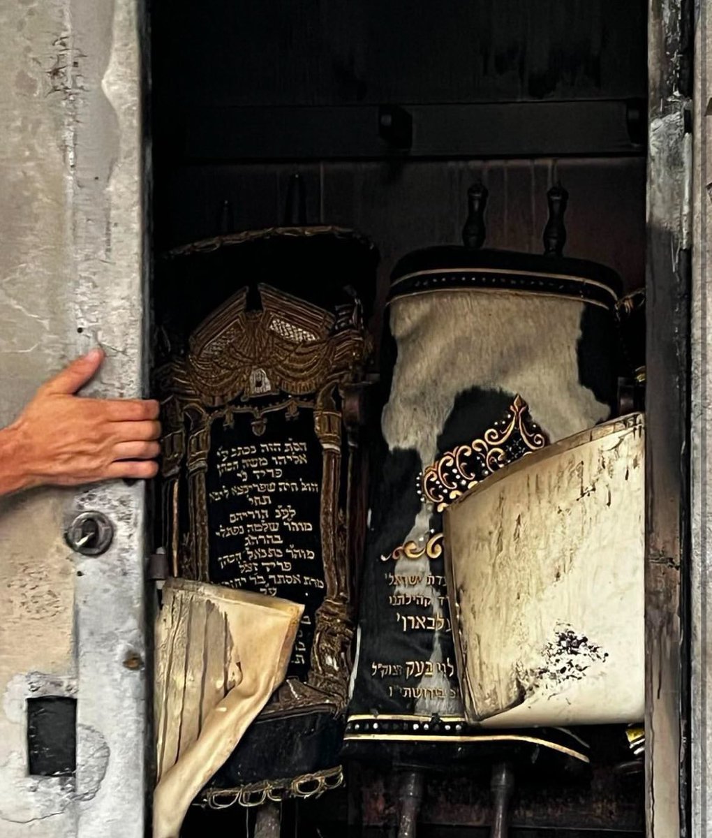 IsraelinGermany's tweet photo. Entsetzliche Nachrichten aus Melbourne: Eine Synagoge wurde absichtlich niedergebrannt, während Mitglieder drinnen waren! Mindestens zwei Verletzte, einer schwer. Das ist Terrorismus! 

Es geht darum, Juden zu vernichten: Die Islamisten sagen offen, was sie vorhaben – man muss nur zuhören. Wir müssen diese Ideologie als Gemeinschaft bekämpfen. Das ist ein Angriff auf uns alle! 

Wir stehen in voller Solidarität mit der jüdischen Gemeinde in Melbourne! 

עם ישראל חי!