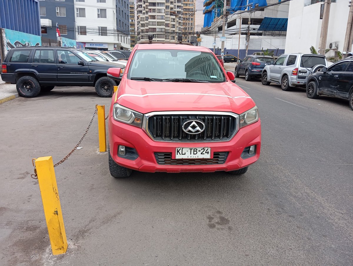 davroj's tweet photo. Vehículo de Empresa bloquea acceso a 3 estacionamiento @laestrellaiqq @CarabTarapaca @MTTChile Que opinas? en caso de emergencia ? @GallineroIQQ https://t.co/DLwrhTUiWU