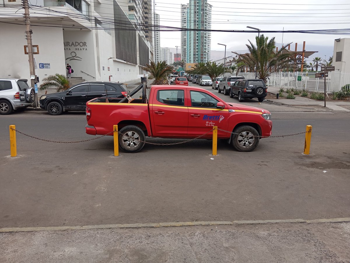 davroj's tweet photo. Vehículo de Empresa bloquea acceso a 3 estacionamiento @laestrellaiqq @CarabTarapaca @MTTChile Que opinas? en caso de emergencia ? @GallineroIQQ https://t.co/DLwrhTUiWU