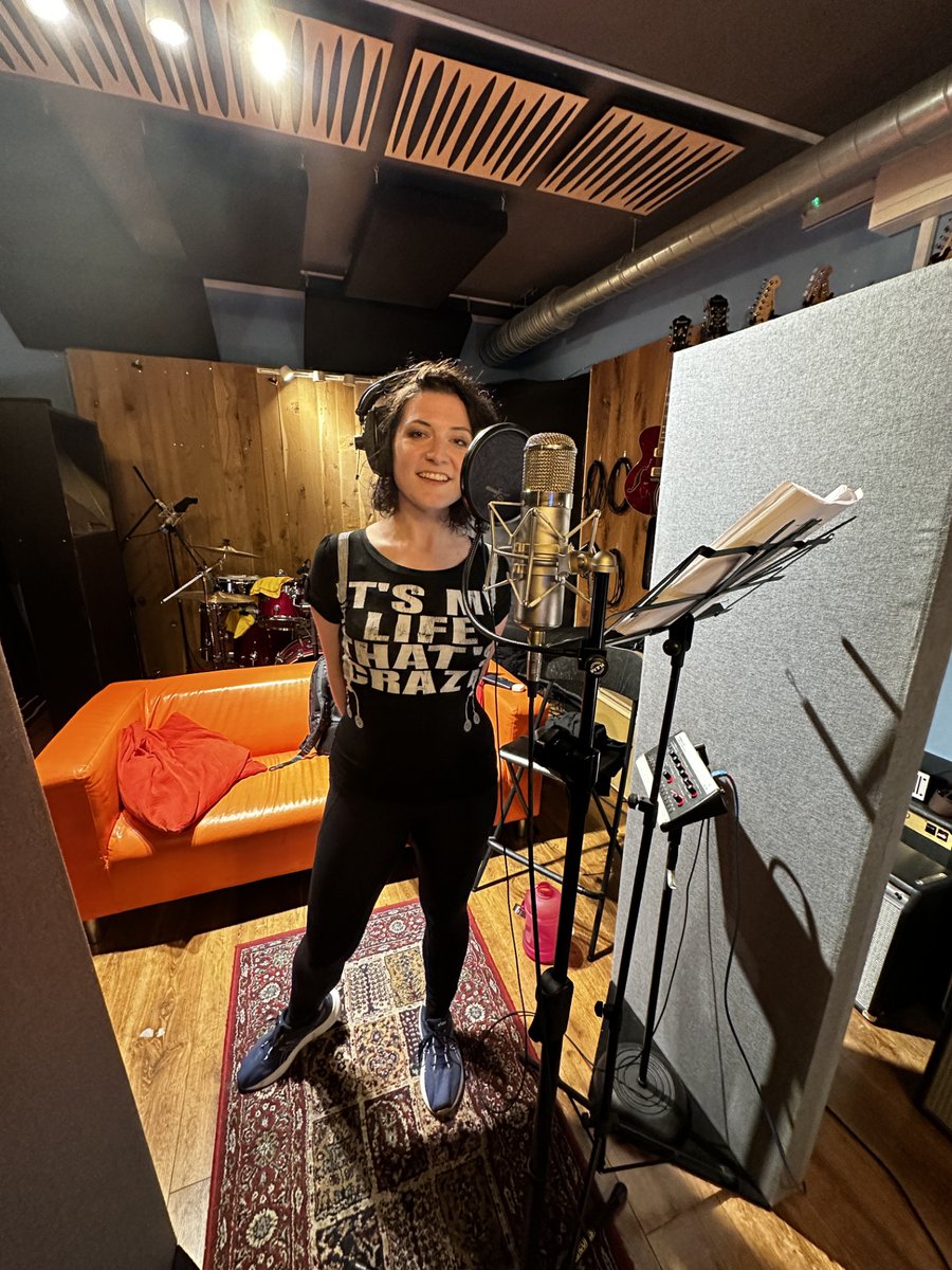MeabhdeBrun's tweet photo. The Devil's Chair (P1) for @RealmMedia's podcast channel Undertow is OUT. BLISTERINGLY proud of this one.@finalrune let me go nuts with the script and organised a studio so I could lean  into my theatrical experience. We recorded in *ONE* full run through! https://t.co/WCbbZQg6RO https://t.co/QTzOzzaffD