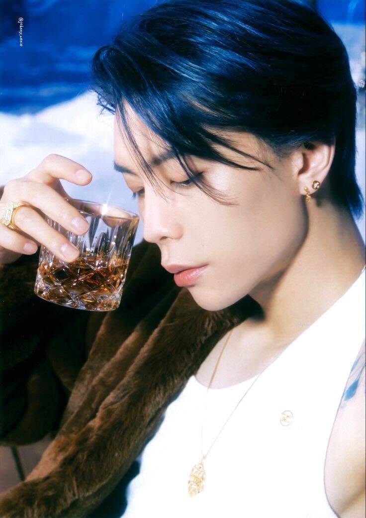 Narakk99's tweet photo. เดินผ่าน popup มา คือดูดีมากก คนยังน้อยอยู่เลยด้วย 
#JohnnieWalker
#JohnnieWalkerBlueIceChalet
#JOHNNYSUH #JOHNNY
#쟈니 #徐英浩 #ジャニー https://t.co/A1Cxhy35dy