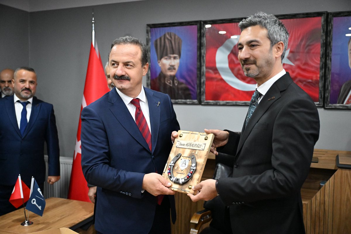 anahtarparti's tweet photo. Sayın Genel Başkanımız Yavuz Ağıralioğlu, Düzce İl Başkanlığı binamızın açılışını gerçekleştirdi. Düzcemize ve milletimize hayırlı olsun. https://t.co/xkVxAombXP