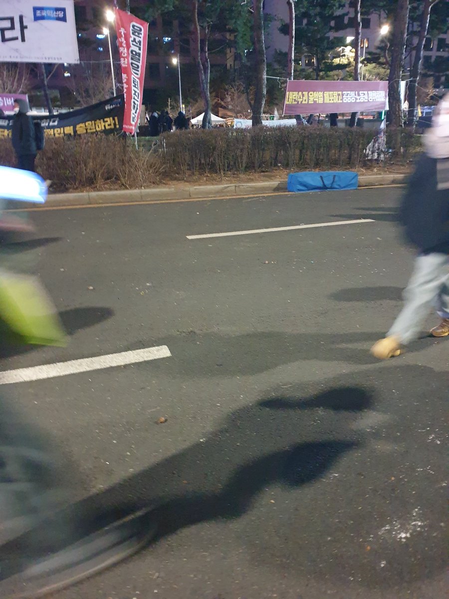 오늘 시민의식이 장난아님을 느꼈음
여자화장실 앞을 지켜주던 아저씨와 쓰레기장된 편의점을 치워주던 할아버지
집회종료 후 한 마디 말도없이 다함께 바닥의 온갖 쓰레기 치우던 이름없는 사람들 귀갓길 교통정리하던 경찰에게 시비거는 시민을 제지하던 사람들
우리나라는 이미 훌륭한 나라다