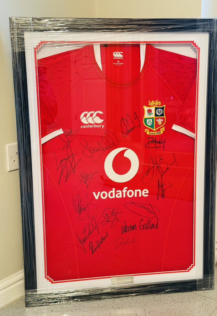 TomJ_11's tweet photo. Auctioning a Signed &amp; framed British &amp; Irish Lions jersey 🦁🏴󠁧󠁢󠁷󠁬󠁳󠁿. Signed by 16 players &amp; coaches. 

Inbox me if you’re interested in making a bid 📥 

Signed by the following ➡️ swipe right

#PleaseRetweet #WelshLions #Dreams&amp;Wishes https://t.co/w44IQ369Yt