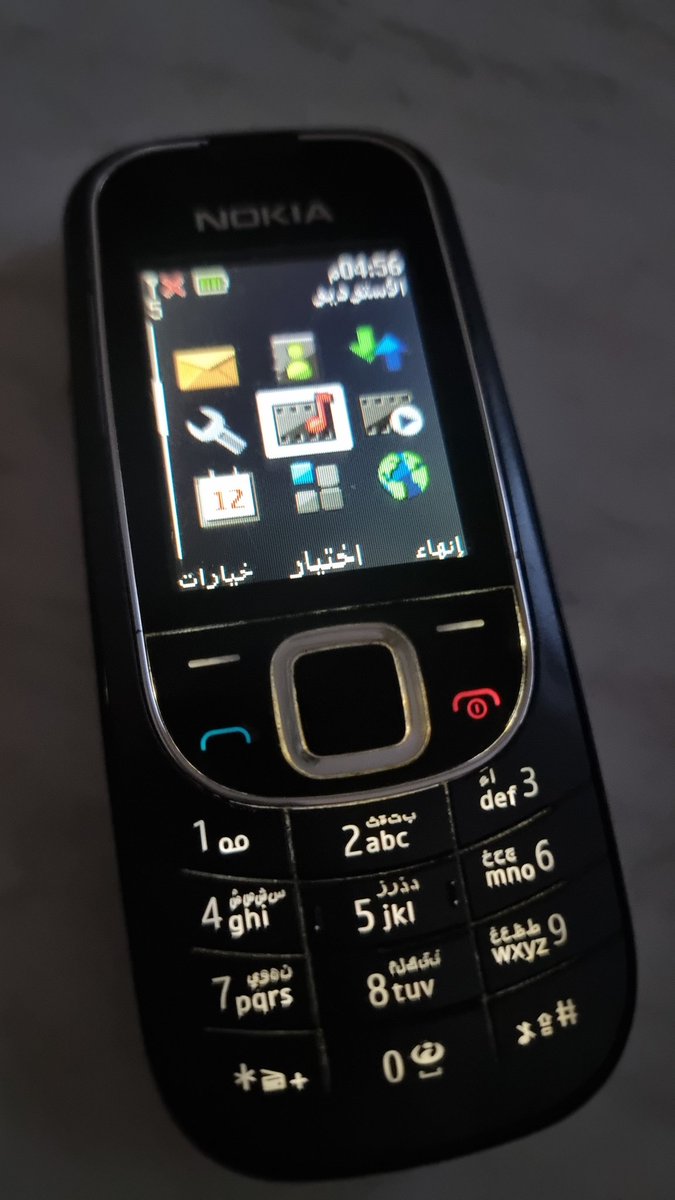 teachleadr's tweet photo. #الذكريات_القديمة 
بدأت فرز أغراضي القديمة، وجدته مع شاحنه، صدمت أنه لازال يعمل ولا زال محتفظاً بالأسماء والرسائل التي غاب أكثرهم من مسرح حياتي.
#نوكيا  #جوال https://t.co/A0D0VCki8t
