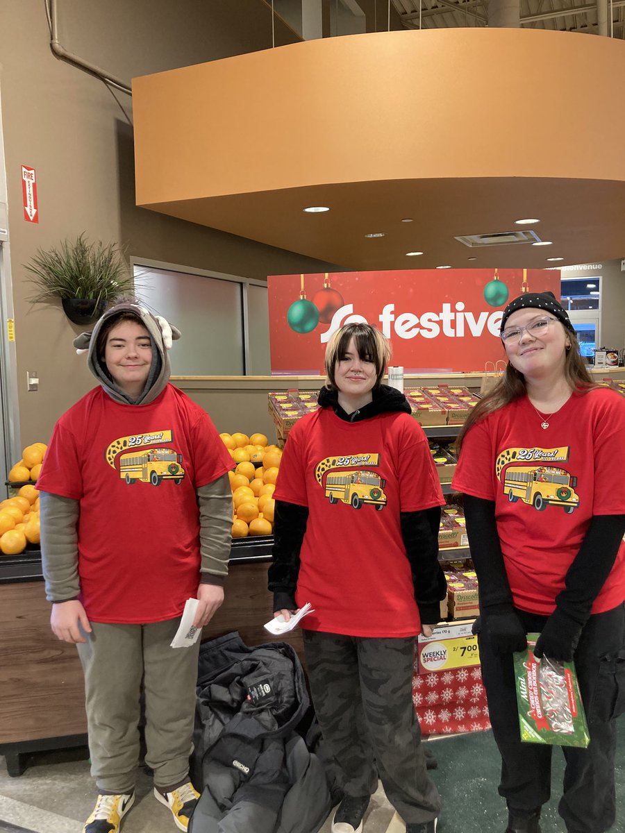 lucmal11's tweet photo. The RHS Royals🦁 are on location at Sobeys Riverview collecting donations for Fill The Bus today! 🚌 This fundraiser helps to support school food programs through Food Depot Alimentaire! https://t.co/X0sJTABaDX