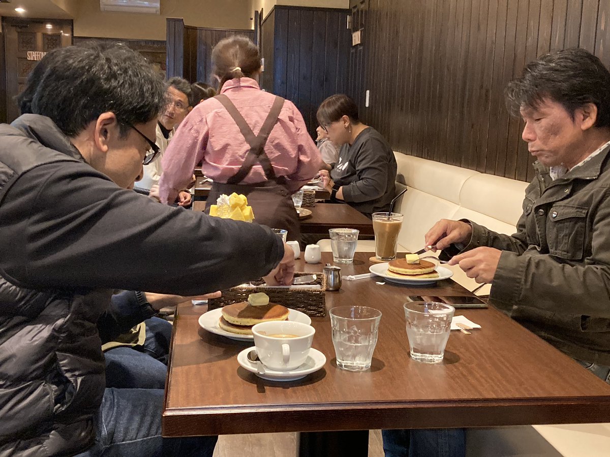 soft_gear's tweet photo. 昨日は、人間忘れることは困るだけじゃなくて良い面もあるなと思って生きていたけどでもやっぱりちょっと寂しいなと思った思秋期でしたが、覚えていることももちろんあります。今回、撤収に半日あてたので合間に優雅なコーヒータイム挟んでそこで福井さんがもの凄いパフェ食べておられました
#SOFTGEAR https://t.co/Ba4sLersxa