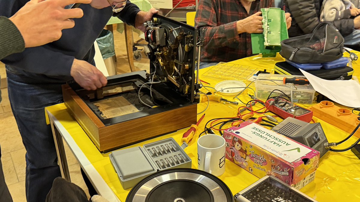 RepaircafeStgt's tweet photo. Reparaturgüter des Tages: Armbanduhr, Glätteisen, Küchenmaschine, Herdplatte, Tischlampe, Wasserkocher, Lautsprecher, Radio, Stereoanlage, Wecker, Rasenmäher, Kleidung, Mixer, Laptop, Küchenmaschine, Kaffeemaschinen, Pürierstab, Plattenspieler, Lampe, Bohrmaschine, Subwoofer uvm. https://t.co/xbVvEJt6Q9