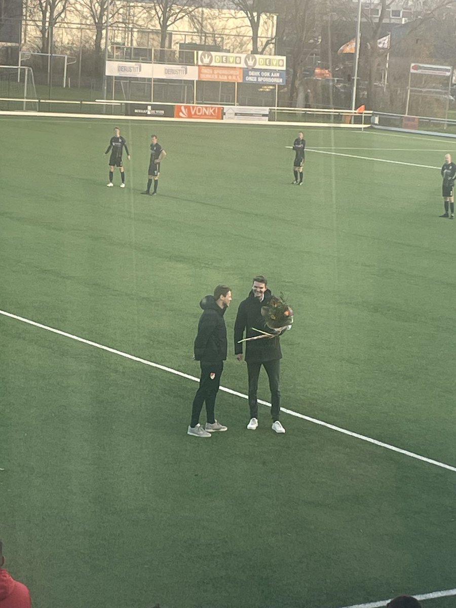 We besteden vanmiddag aandacht aan het jubileum van onze captain Joran Swart. Hij speelde onlangs zijn honderdste wedstrijd in Sneker dienst en maakte hierin zeventien goals. Van harte Joran en op naar nog veel meer wedstrijden voor ONS!

#onsdzc