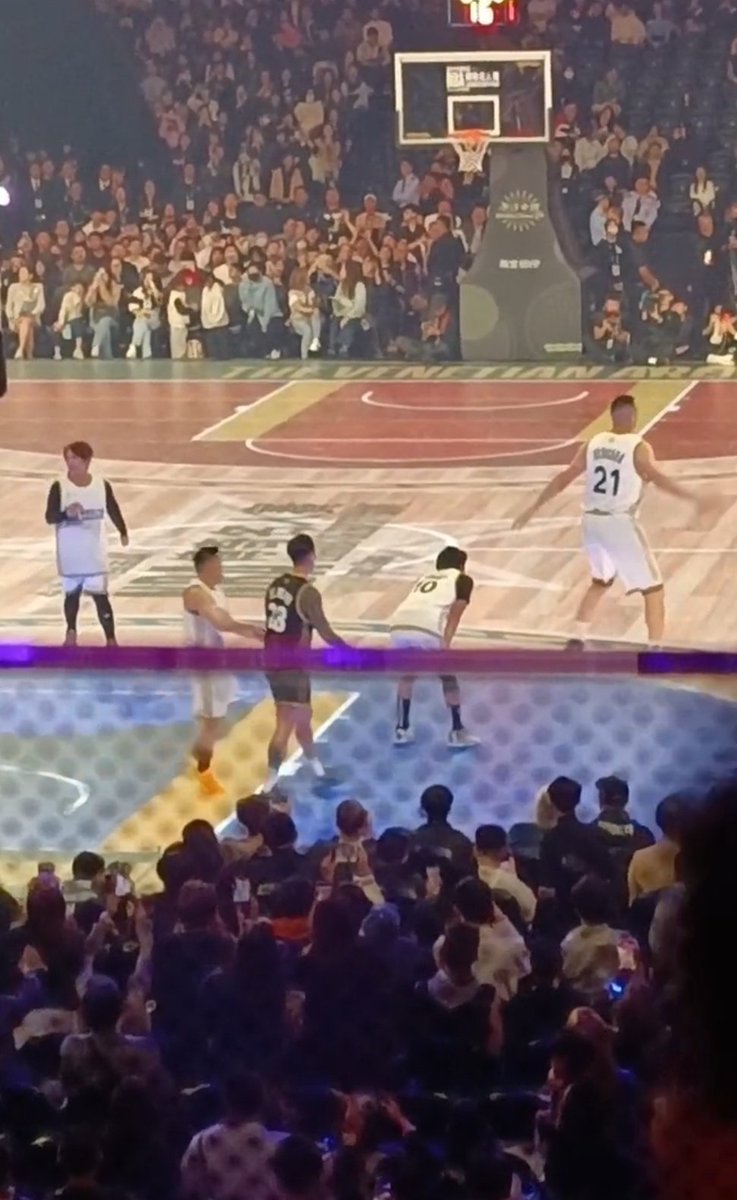 Just donny defending the basket

DONNY InNBACelebGame

#NBACelebGameDONNY
#DonnyPangilian <a href="/donnypangilinan/">Donny</a>