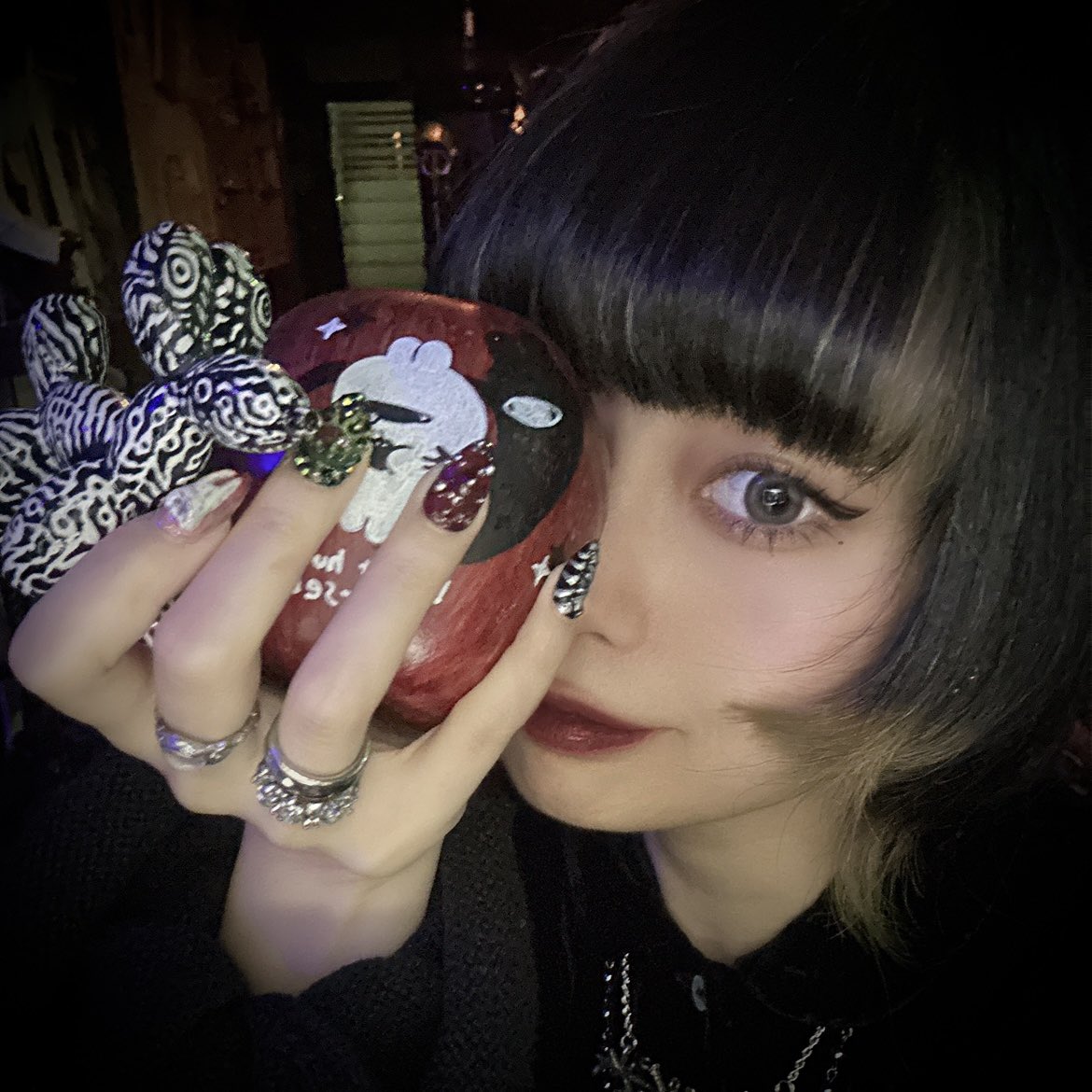 porupe_nff's tweet photo. チョウタロウさんの作品も購入！
カオスの間の奥の間の3人の作品ぎゅっ
りんごとバルーンうさぎ相性良い
@sleepguillotine 
@tyakka3 
@rribons https://t.co/ZFGrRZ9O1G