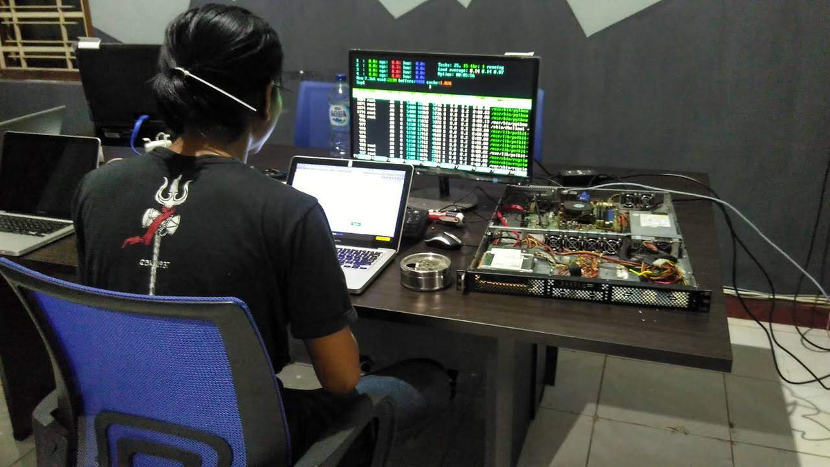widnyana_'s tweet photo. 2016, setup virtualisasi pakai KVM, Supermicro. 
mengalami masa-masa alay pamer htop. awkoawkaowk

#prakaryaserver https://t.co/RwYkG8sCbk