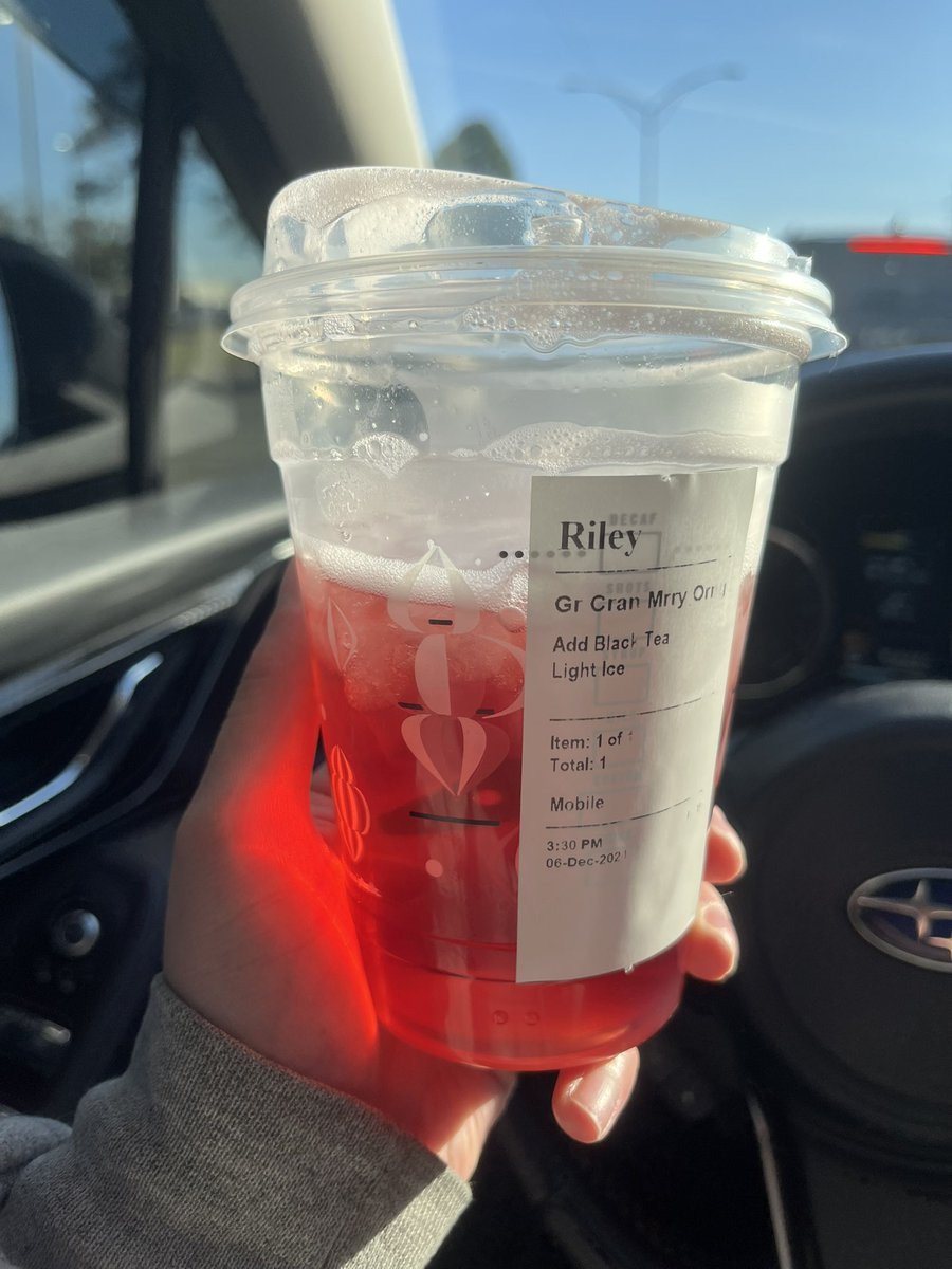 rrrrrileys's tweet photo. @Starbucks where’s my berries 😕 https://t.co/Pc9ArfUrVc