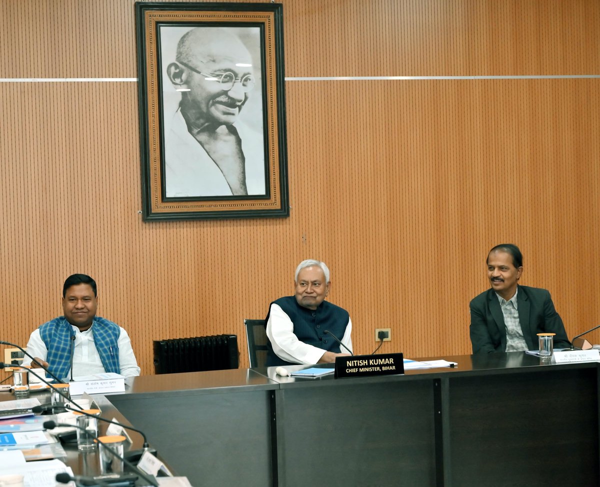 NitishKumar's tweet image. पटना के 1 अणे मार्ग में मुख्यमंत्री राहत कोष न्यासी पर्षद की 23वीं बैठक की। मुख्यमंत्री राहत कोष के माध्यम से विभिन्न आपदाओं के समय लोगों या उनके परिवारों की मदद की जाती है। बैठक में राज्य के बाहर तथा राज्य के अंदर विभिन्न आपदाओं से पीड़ित परिवारों को सहायता राशि की स्वीकृति…