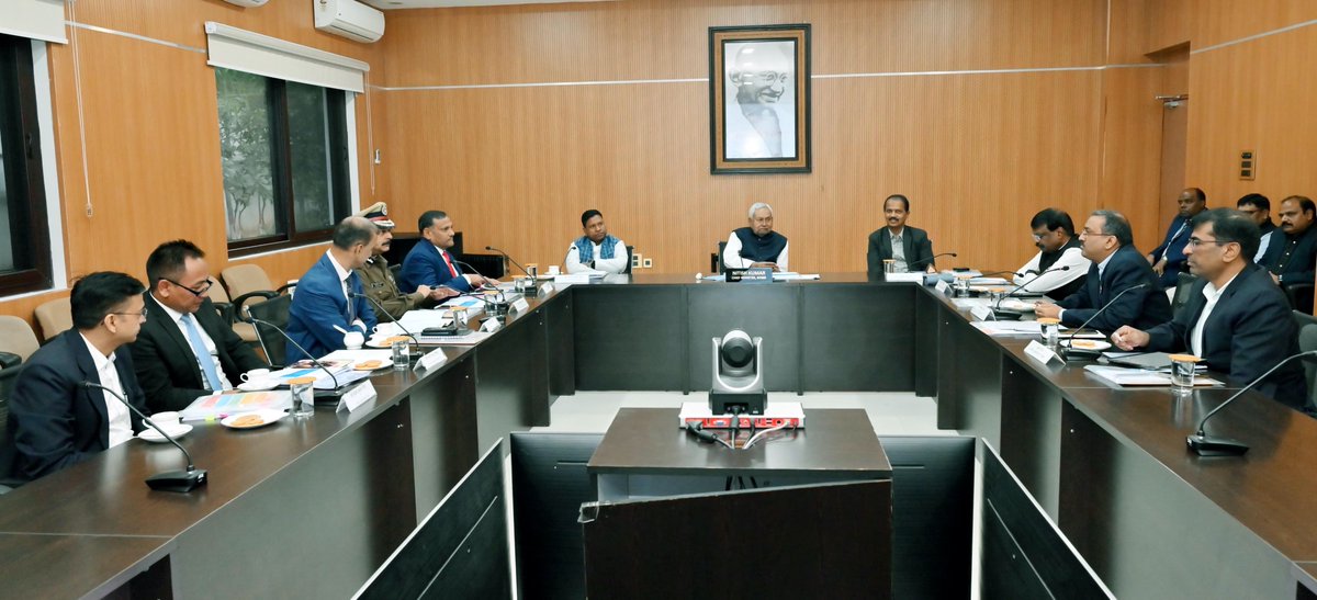 NitishKumar's tweet image. पटना के 1 अणे मार्ग में मुख्यमंत्री राहत कोष न्यासी पर्षद की 23वीं बैठक की। मुख्यमंत्री राहत कोष के माध्यम से विभिन्न आपदाओं के समय लोगों या उनके परिवारों की मदद की जाती है। बैठक में राज्य के बाहर तथा राज्य के अंदर विभिन्न आपदाओं से पीड़ित परिवारों को सहायता राशि की स्वीकृति…