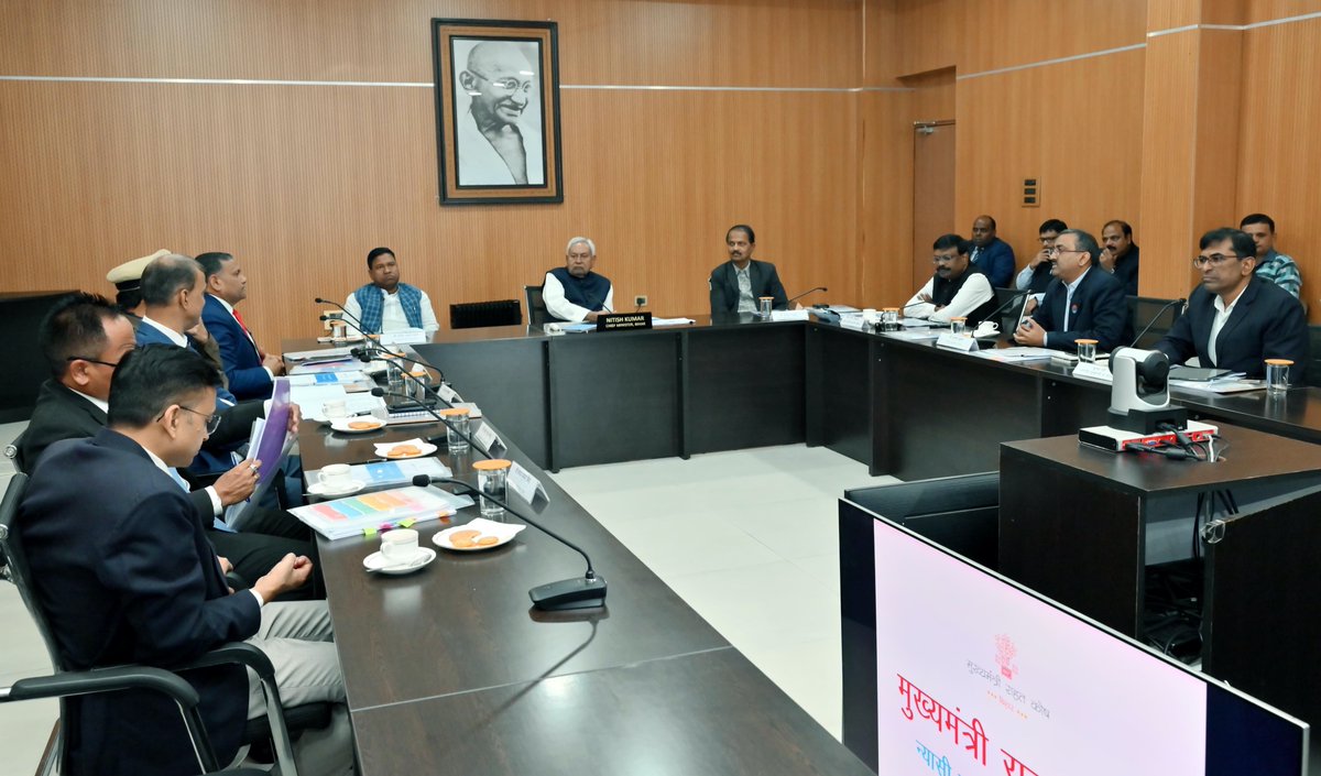 NitishKumar's tweet image. पटना के 1 अणे मार्ग में मुख्यमंत्री राहत कोष न्यासी पर्षद की 23वीं बैठक की। मुख्यमंत्री राहत कोष के माध्यम से विभिन्न आपदाओं के समय लोगों या उनके परिवारों की मदद की जाती है। बैठक में राज्य के बाहर तथा राज्य के अंदर विभिन्न आपदाओं से पीड़ित परिवारों को सहायता राशि की स्वीकृति…