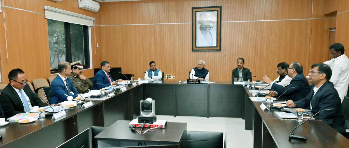 NitishKumar's tweet image. पटना के 1 अणे मार्ग में मुख्यमंत्री राहत कोष न्यासी पर्षद की 23वीं बैठक की। मुख्यमंत्री राहत कोष के माध्यम से विभिन्न आपदाओं के समय लोगों या उनके परिवारों की मदद की जाती है। बैठक में राज्य के बाहर तथा राज्य के अंदर विभिन्न आपदाओं से पीड़ित परिवारों को सहायता राशि की स्वीकृति…