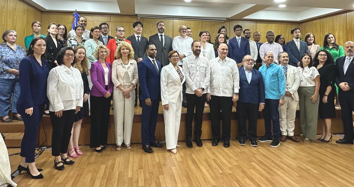 EmbUEenRepDom's tweet photo. Felicitamos al #MEPyD por la exitosa Mesa de Alto Nivel 2024. Un espacio clave para fortalecer y coordinar la cooperación internacional y avanzar hacia un desarrollo sostenible e inclusivo en 🇩🇴. Junto con sus Estados Miembros la 🇪🇺 está el donante más importante de la 🇩🇴 https://t.co/LDVlV0iRw9