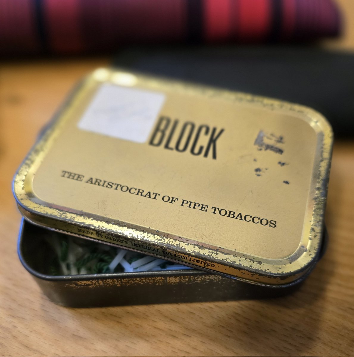 I saw this in a school yesterday and gave me massive nostalgia vibes from primary school!
We all had a tin like this that we kept our crayons in. Tobacco tins, sweet tins.
Funny how things take you back.
#childhoodmemories