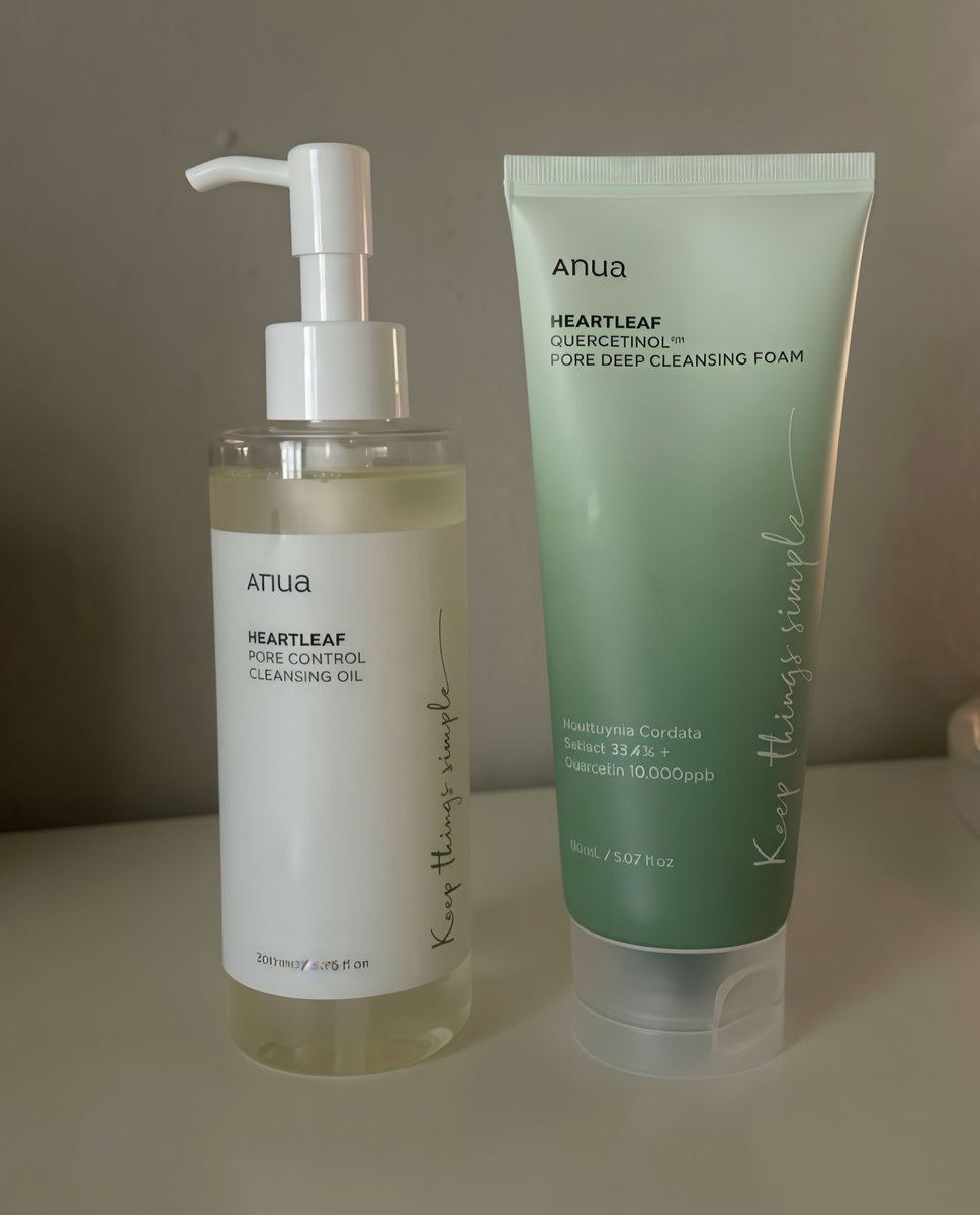 silenciofloral's tweet photo. A verdade sobre o cleansing oil: O que ninguém te conta sobre.

⠀ ⠀ Uma thread completa para quem quer entender o que são, como usar, e se realmente funcionam para remover cravos. https://t.co/pnZMFiNacq