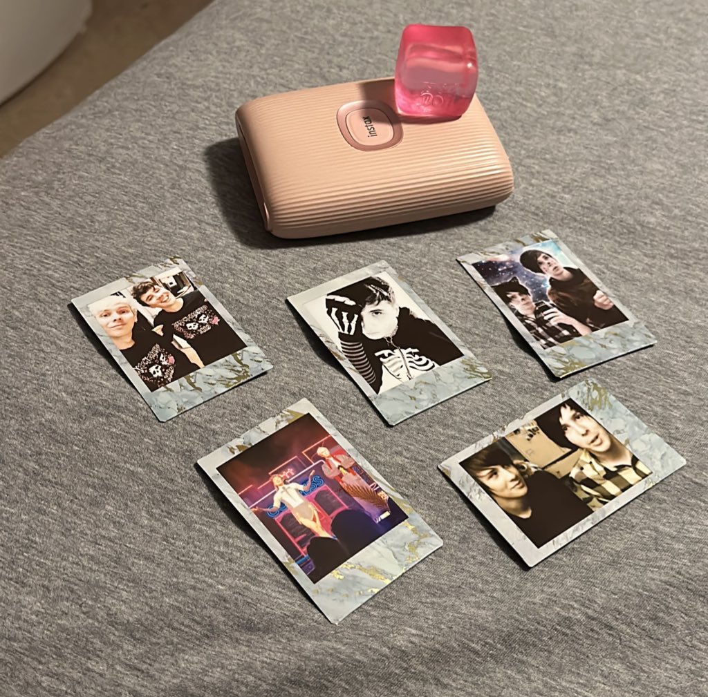 Hello Dan and Phil twt! 

It’s time for my 20 sale giveaway!

I’m going to be giving away at least 1 3-pack of friendship bracelets and 2 polaroids! maybe more depending on entries

To enter:
-follow me
-rt this post
-reply w your favorite dnp reference

giveaway ends in 1 week!
