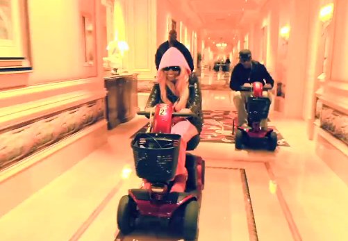 MinajAccess's tweet photo. 🚨 MAIS UMA VEZ: A informação de que Nicki Minaj teria ordenado que uma cadeirante andasse é FAKE e já foi desmentida anteriormente. Foi falsamente propagada por Perez Hilton. 

Não se tratava de uma cadeirante, e sim de uma amiga da Nicki que estava bêbada numa scooter. https://t.co/gOa0hhfDy4
