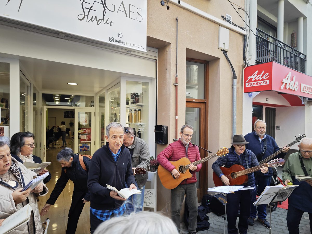 juntsstceloniLB's tweet photo. Aquest cap de setmana (7 i 8 ) de desembre, Fira de Nadal a St Celoni amb més de 120 parades, cantaires pels carrers, tallers, encesa de llums, cercavila, xocolata a benefici de la Marató de @JNCsantceloni 

I circ del 21 desembre a 6 de gener amb Cia. La Tete https://t.co/LAXbxMbb4N