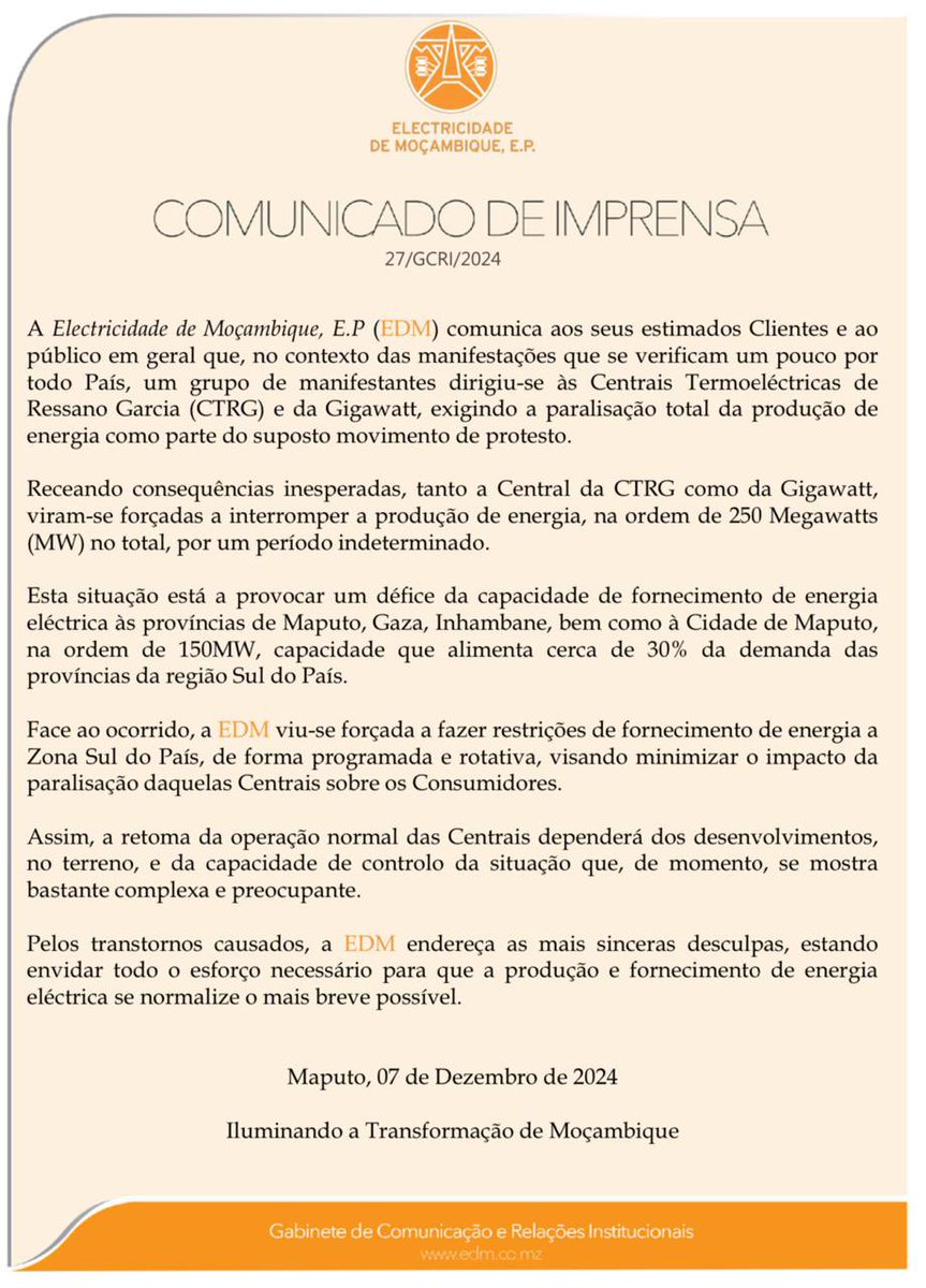 Cidiachissungo's tweet photo. After the attempted assassination of candidate Venancio Mondlane, protesters "took over" Ressano Garcia electric central power📍 

A situation that is already affecting the supply of electricity throughout the southern part of Mozambique. The statement from EDM-Mozambique Electricity company indicates that at the moment, the company is supplying energy in the south of the country "on a scheduled and rotating basis to minimize the impact of the shutdown of those plants on consumers." 

EDM says in its statement that the situation in the two power stations taken over by protesters "seems to be quite complex and worrying." 

#FreeMozambique #MozambiqueElections