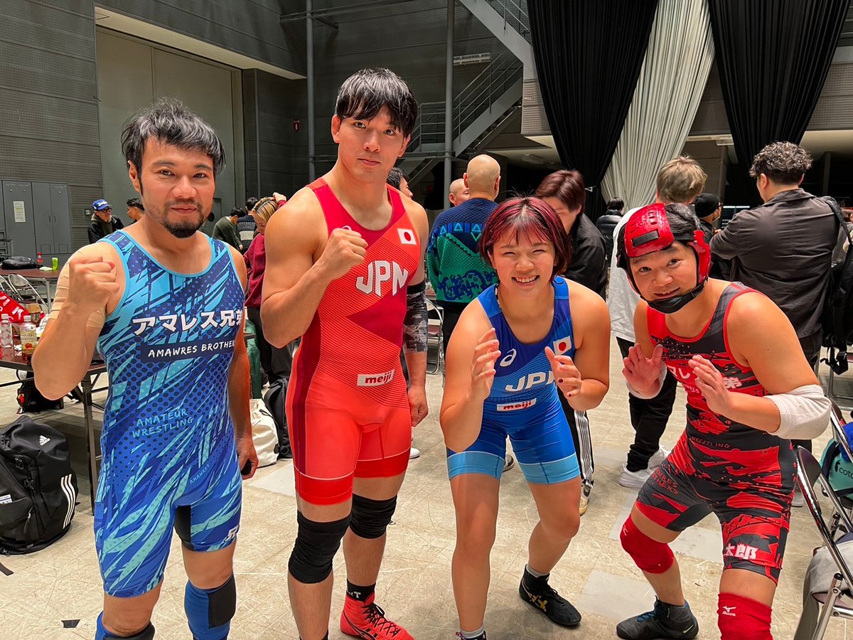 wrestlingmanzai's tweet photo. 細かすぎて伝わらないモノマネ有難うございました！
世界１、２位になった事ないと出来ないモノマネを😁収録前にお腹出るからカレー食べたくないって言いながら笑顔で食べる鏡優翔選手🥇と謎に裸で食べる高谷惣亮選手🥈と。
ケガせず受け身モノマネしました。 https://t.co/NHFuhxdNmU
