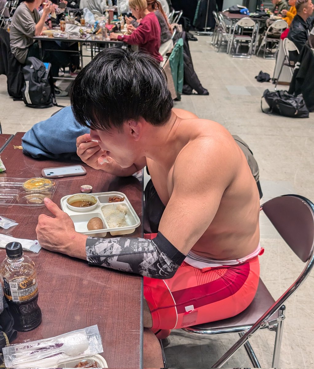 wrestlingmanzai's tweet photo. 細かすぎて伝わらないモノマネ有難うございました！
世界１、２位になった事ないと出来ないモノマネを😁収録前にお腹出るからカレー食べたくないって言いながら笑顔で食べる鏡優翔選手🥇と謎に裸で食べる高谷惣亮選手🥈と。
ケガせず受け身モノマネしました。 https://t.co/NHFuhxdNmU