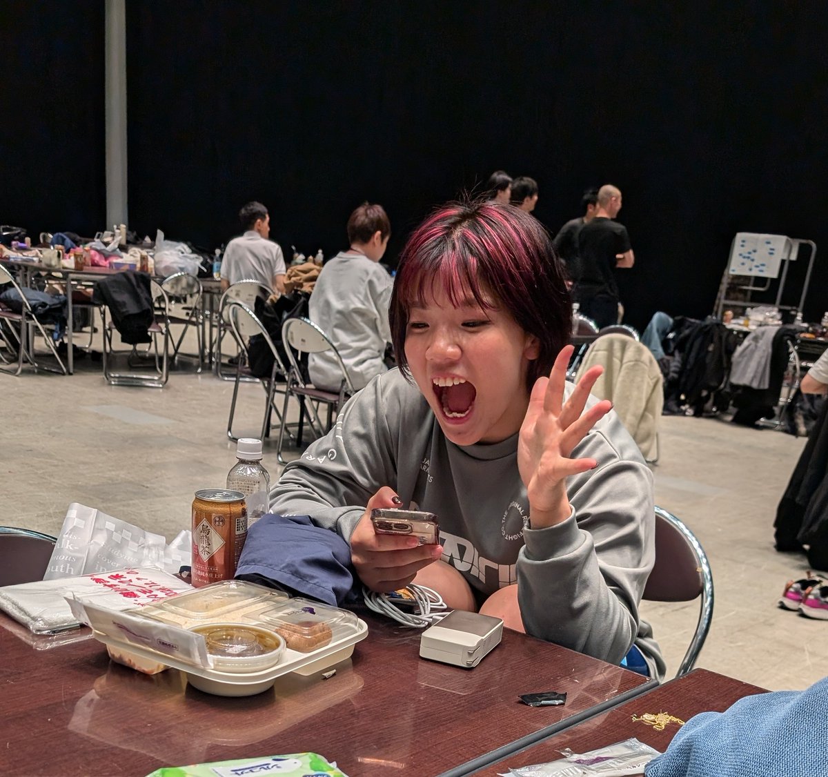 wrestlingmanzai's tweet photo. 細かすぎて伝わらないモノマネ有難うございました！
世界１、２位になった事ないと出来ないモノマネを😁収録前にお腹出るからカレー食べたくないって言いながら笑顔で食べる鏡優翔選手🥇と謎に裸で食べる高谷惣亮選手🥈と。
ケガせず受け身モノマネしました。 https://t.co/NHFuhxdNmU