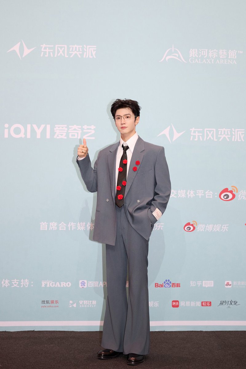 120724 : Yuan Studio weibo update [ 1/2 ]

“ Today's style has been unlocked, congratulations to the breakthrough actor of the year ”

📌 Zheyuan studio shared snaps from 2024 iQiyi Screaming Night 

#ChenZheyuan #陈哲远