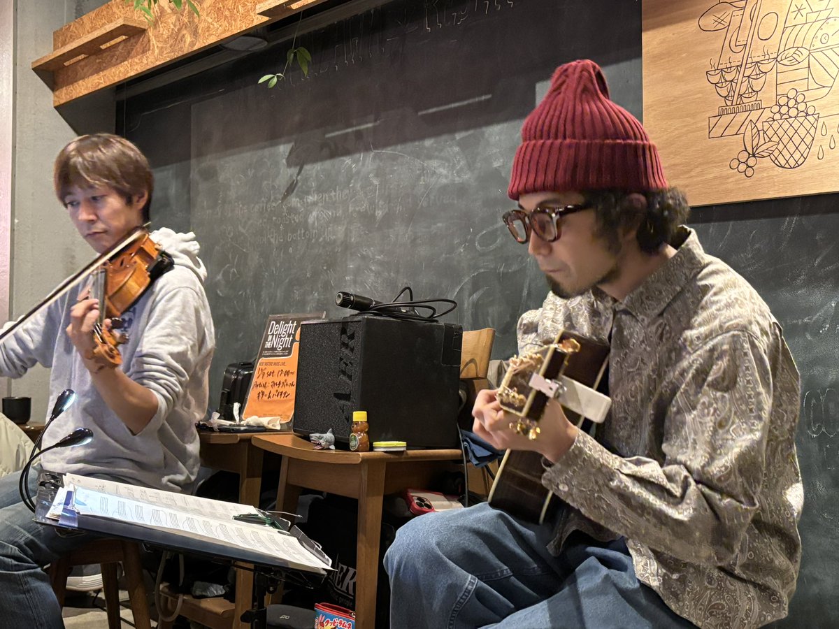 YuuKashima0's tweet photo. multipleスタバライブChristmas ver.✨🎻🎸✨🎄🦌🛷🎁⭐️
とてもとても楽しいひとときでした🥰
くにっしー氏は靴下もクリスマスカラーのコーデ。
#multiplejapan https://t.co/uUgWXG70fw