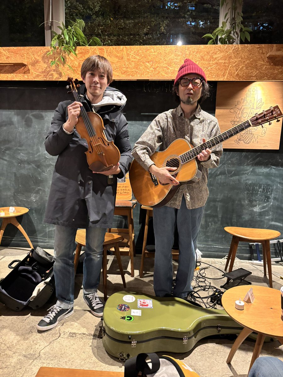 YuuKashima0's tweet photo. multipleスタバライブChristmas ver.✨🎻🎸✨🎄🦌🛷🎁⭐️
とてもとても楽しいひとときでした🥰
くにっしー氏は靴下もクリスマスカラーのコーデ。
#multiplejapan https://t.co/uUgWXG70fw