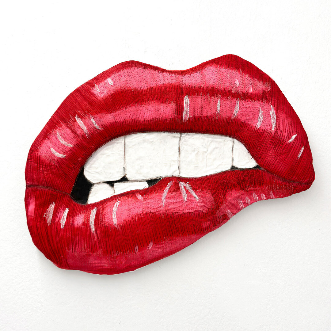 Achim Horras, Kiss Me 1, Wandobjekt aus bemalter Baumwolle, benäht und auf Holz bespannt, ca. 60x40 cm, 2024 

en détail - Internationale Gruppenausstellung

kunstbehandlung.com/Programm/En-de…