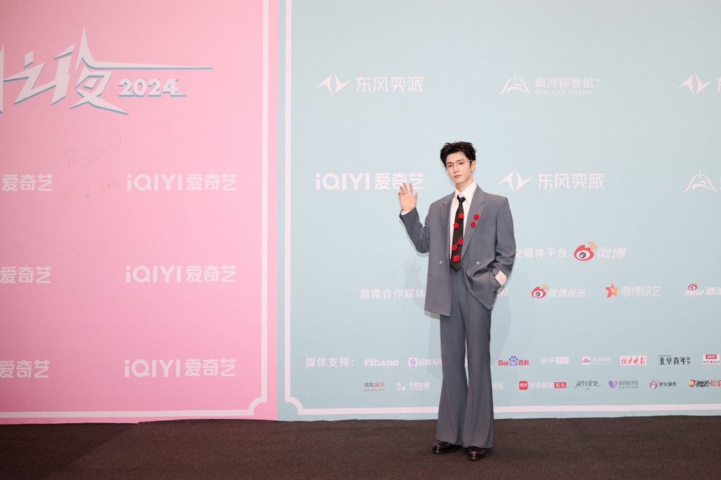 120724 : Yuan Studio weibo update [ 1/2 ]

“ Today's style has been unlocked, congratulations to the breakthrough actor of the year ”

📌 Zheyuan studio shared snaps from 2024 iQiyi Screaming Night 

#ChenZheyuan #陈哲远
