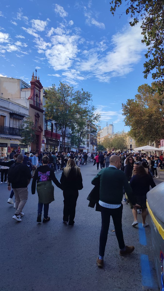 Esto es una VERGÜENZA. Una AUTÉNTICA VERGÜENZA. Ay Sevilla, quién te ha visto y quién te ve. 

📷 Vía WhatsApp (de un conocido).

#TDSCofrade #MagnaSevilla24