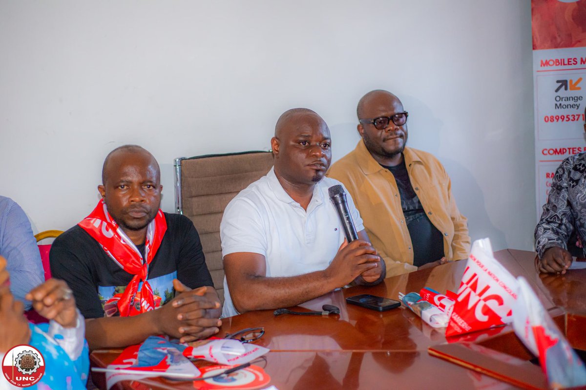 ToussaintM24492's tweet photo. Les communicateurs débout de @VitalKamerhe1 dirigé par le porte parole de l'UNC Kinshasa @MADILUAlain1 soutiennent l'initiateur @GaborienM et la vision #CONSOMMONS @VitalKamerhe1.
PONA KAMERHE TOKOSIMBA MAPATA. https://t.co/kRQ4p9Lkz1